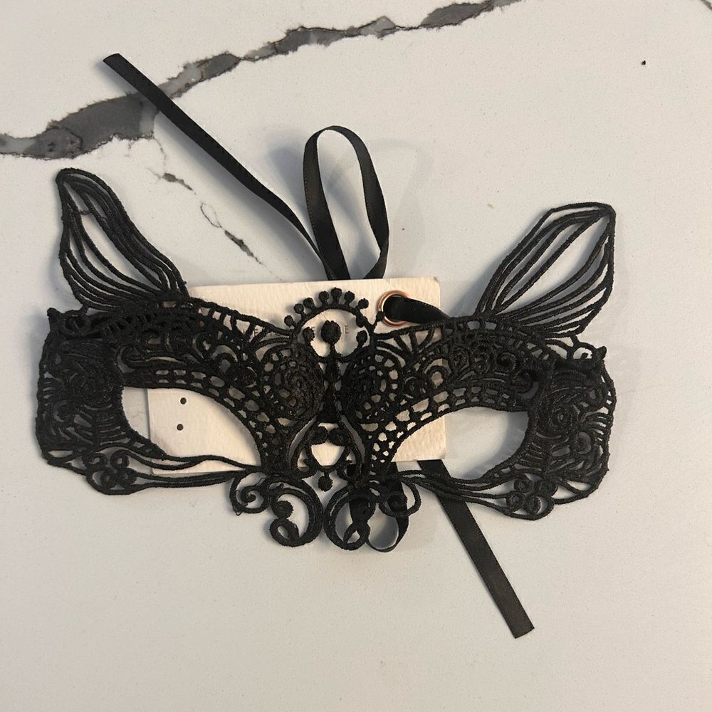 Masquerade lace up mask